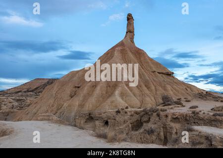 Eine szenische Aufnahme eines Sandsteinturms, der durch Erosion auf den Bardenas Reales in Navarra, Spanien, entstanden ist Stockfoto