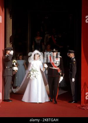 Oslo 19680829: Norwegische Königshochzeit. Kronprinz Harald und Sonja Haraldsen heiraten. Das Brautpaar kommt nach der Hochzeit aus der Kathedrale von Oslo. Foto: Current / NTB Stockfoto