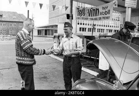 27.Mai 1967. Die Mineralölkonzerne kämpfen unter anderem um Kunden. Nutzung von kostenlosen Tickets für Kunden. Hier erhält ein Kunde ein Ticket an einer mobilen Station. Foto: Sverre A. Børretzen / Aktuell / NTB Stockfoto