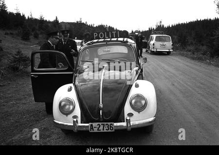 Hadeland 1963. September drei Gefangene sind aus dem Bots-Gefängnis in Oslo geflohen. Hunderte von Polizisten und Militärs mit Maoren, automatischen Waffen und Gewehren jagen in den Hadelands Tracts nach den entflohenen Gefangenen. Polizeiautos auf Polizeiwagen. Spirale. Blase. Foto: Svein Bakken, Ivar Aaserud, Sverre A. Børretzen, Aage Storløkken / Aktuell / NTB Stockfoto