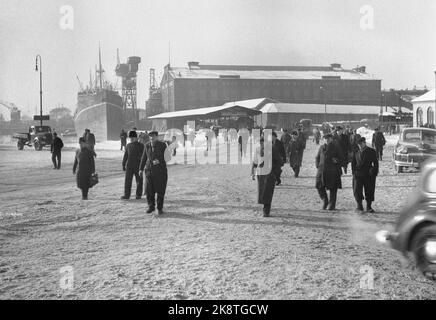 Oslo 1948 Stadtbilder aus Oslo. Hier aus der mechanischen Werkstatt von Aker, Arbeiter auf dem Heimweg. Foto; Sverre Børretzen / Aktuell / NTB Stockfoto