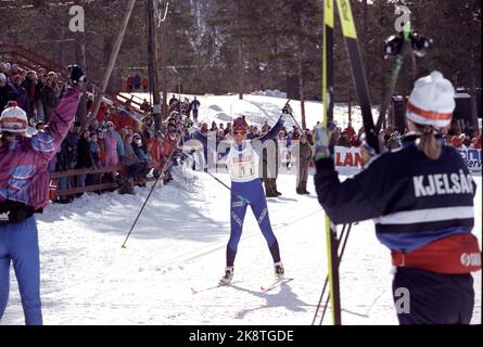 Dombås 19930327. NM Ski, Staffel, Frauen. Monica Raaen-Iversen ging die dritte Etappe des Siegerteams Kjelsås, sie jubelt hier und wird von den Teamkollegen Trude Dybendahl, die die erste Etappe ging, und Marit Wold, die die zweite Etappe ging, getroffen. Foto; Calle Törnström / NTB / NTB Stockfoto