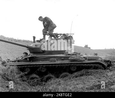 Vestfold 1952115. Die erste Militärübung in Norwegen in der Nachkriegszeit nahm an 30.000 Männern und 7.000 Fahrzeugen in der Übung 'Herbst' Teil Es war eine regnerische Übung. Zwischen den Regenfällen hing der Verschluss schwer in den Baumkronen, alles war durchnässt, grau, traurig und sauer. Die Vorladung kam aus Ostnorwegen, Sørlandet, Rogaland, Møre und Trøndelag. Hier sehen wir einen M 24 Wagen mit Soldaten während der Übung. Foto: Sverre A. Børretzen / NTB Stockfoto