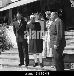 Oslo 29. Juni 1957. Premierminister Jawaharlal Nehru aus Indien bezaubert die Norweger. Hier aus Skaugum zusammen mit Kronprinz Olav. Prinz Harald und Prinzessin von der Familie sind ebenfalls zu sehen. Foto; Jan Nordby / Aktuell / NTB Stockfoto