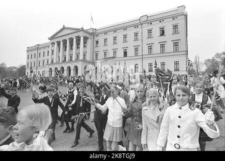 Oslo 19700517. 17. Mai: Fest in Oslo. Kronprinz Harald und Kronprinzessin Sonja winken ohne König Olav zum Kinderzug auf dem Schlossbalkon. Der König war krank und konnte nicht anwesend sein. Hier der Kinderzug nach dem Passieren des Kronprinzenpaares auf dem Burgbalkon. Foto: NTB Erik Thorberg / NTB / NTB Stockfoto