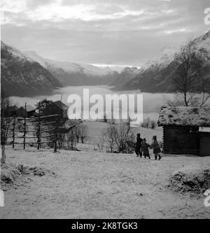 Loen März 1947 von der Farm Streichung in Nordfjord, wo natürliche Haushalte so weit wie möglich geführt werden. Die 9 Bewohner des Hofes leben von den Produkten, die der Boden und das Vieh liefern. Hier sind die Kinder auf dem Weg zur Rodelbahn,- Blick auf Loen im Bekgrunn. Foto: Th. Scotaam / Aktuell / NTB Stockfoto