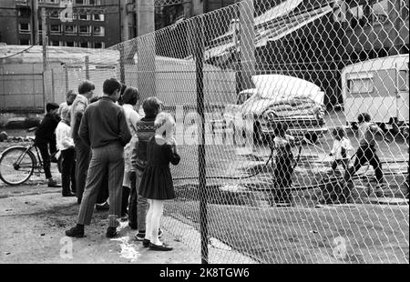 Oslo Juni 1968 Fast einhundert Zigeuner kamen im Frühjahr 1968 nach Oslo. Sie erhielten einen Platz auf dem Gasplot in Oslo East. Jeden Tag gibt es Menschen, die sie anschauen wollen. Foto: Sverre A. Børretzen / Aktuell / NTB Stockfoto