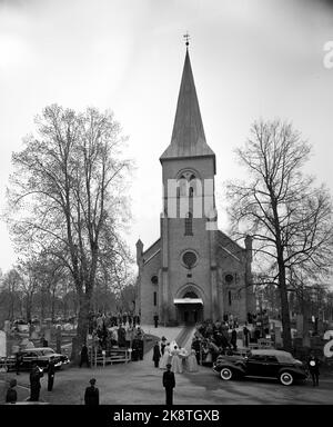 Asker 19530515. Große Volksfeier, als Prinzessin Ragnhild und Reeder Erling Lorentzen in der Asker Kirche heirateten. Das Bild: Prinzessin Ragnhild kommt in die Kirche und hält einen Moment an, während die vier Brautjungfern in Blau und Pink das Schlepptau auf dem Hochzeitskleid sammeln. Foto: Sverre A. Børretzen / Aktuell Stockfoto