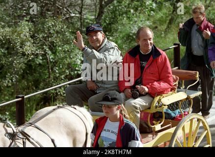 Westnorwegen, 199308: Silberkreuzfahrt. Ausflug nach Westland. Das norwegische Königspaar, Königin Sonja und König Harald, organisieren anlässlich ihrer Silberhochzeit Kreuzfahrten in Westnorwegen. Bild: Stryn. Das silberne Brauenpaar auf dem Weg nach Briksdalsbreen mit Pferd und Wagen in herrlicher Sonne. Hier König Juan Carlos von Spanien und sein Schwager, Ex-König Konstantin von Griechenland. Foto: Lise Åserud Stockfoto