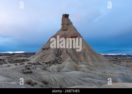 Eine szenische Aufnahme eines Sandsteinturms, der durch Erosion auf den Bardenas Reales in Navarra, Spanien, entstanden ist Stockfoto