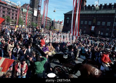 Kopenhagen 16. - 18. April 1990. Königin Margrethe von Dänemark ist 50 Jahre alt. Hier werden sie und Prinz Henrik in Pferden und Kutschen durch die Straßen Kopenhagens geführt und erhalten den Tribut der "Massen". Rathausplatz. Foto: NTB / NTB Stockfoto