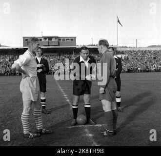 Oslo, 19561021. Das Pokalfinale, Ullevaal Stadium. Larvik Turn - Skeid 1-2. Hier grüßen die beiden Hauptleute von Richter Gunnar Andersen vor dem Spiel. Foto: Jan Stage / NTB / NTB Stockfoto