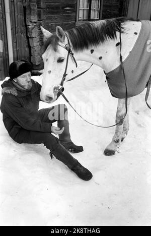 Røros März 1968 Aufnahme des Films über Pippi Langstrumpf aus den Büchern von Mastrid Lindgren. Pippi wird von Inger Nilsson gespielt. Pippis Pferdebündel ist ein Halbblutpferd, auf dem braune Flecken gemalt sind. Foto: Aage Storløkken / Aktuell / NTB Stockfoto