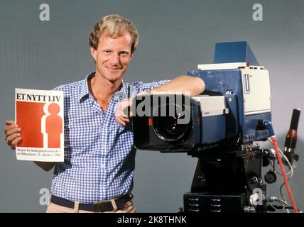 Oslo 1981: NRK-Reporter Einar Lunde fotografierte im NRK-Studio im Zusammenhang mit der TV-Kampagne 'A New life'. Foto: Pro Løchen / NTB / NTB Stockfoto