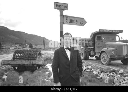 Husnes 19641003. Das Aluminiumwerk in Husnes wird gebaut. Die Bagger verändern die Landschaft von Tag zu Tag. Hier Architekt Erling Skove, der sein Büro im Unternehmen hat und Mitglied des Generalplanausschusses ist. Foto: Sverre A. Børretzen Current / NTB Stockfoto