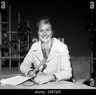 Oslo 19600820: NRK Television startete seine Sendungen am 20. August 1960. Hier moderiert TV während der Eröffnungssendung Inger Mette Janson. Foto: NTB / NTB Stockfoto