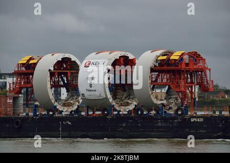 Die Sekundärverkleidungsblenden für das Projekt Tideway Tunnel werden per Flussbarge an Chambers Wharf in London geliefert Stockfoto