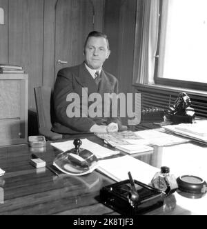 Oslo 194512. Das neue Broadcasting House (Norwegian National Broadcasting) in Marienlyst ist fertiggestellt. Neue Räumlichkeiten und neue technische Hilfsmittel stellen den Programmflügel bereit. Hier sehen wir Direktor Egil Sundt in seinem Büro. Foto: Leif Ørnelund Current / NTB Stockfoto