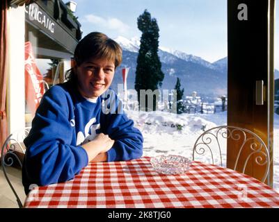 Seefeld, Österreich, 1985-01: Ski-Weltcup. Die Weltmeisterschaft 1985 war zumindest bis dahin die größte Erfolgsmeisterschaft für den norwegischen Skisport. Insgesamt nahmen die norwegischen Athleten 15 Medaillen ein, davon 5 Gold, 5 Silber und 5 Bronze. Das Bild: Grete Ingeborg Nykkelmo fotografiert im Café in Seefeld im Januar 1985. (Auf dem Tisch ein rot kariertes Tuch.) Foto: Inge Gjellesvik Stockfoto