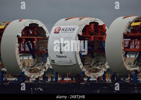 Die Sekundärverkleidungsblenden für das Projekt Tideway Tunnel werden per Flussbarge an Chambers Wharf in London geliefert Stockfoto