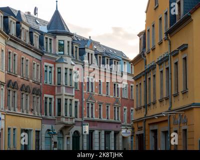 Fassaden von alten Gebäuden in der Stadt. Renovierte Außenwände mit Klinkersteinen. Die alte Architektur ist wunderschön. Wohnhäuser in Sachsen. Stockfoto