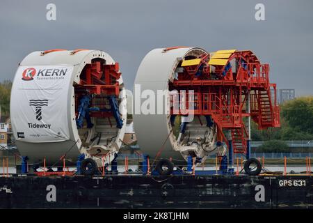 Die Sekundärverkleidungsblenden für das Projekt Tideway Tunnel werden per Flussbarge an Chambers Wharf in London geliefert Stockfoto