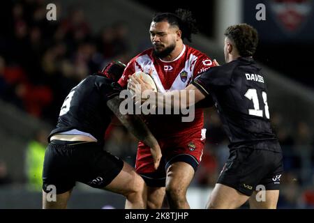 Ben Murdoch-Masila von Tonga (Mitte) wird von Matthew Fozard von Wales (links) und Connor Davies während des Rugby-League-Weltcup-Spiels der Gruppe D im Totally Wicked Stadium, St. Helens, angegangen. Bilddatum: Montag, 24. Oktober 2022. Stockfoto