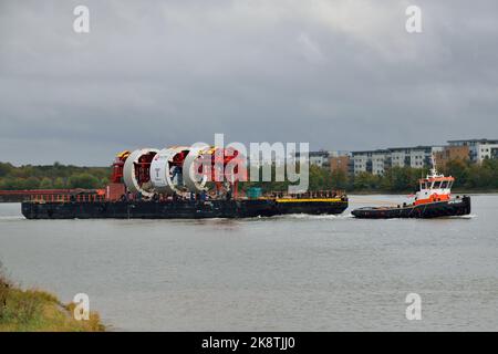 Die Sekundärverkleidungsblenden für das Projekt Tideway Tunnel werden per Flussbarge an Chambers Wharf in London geliefert Stockfoto