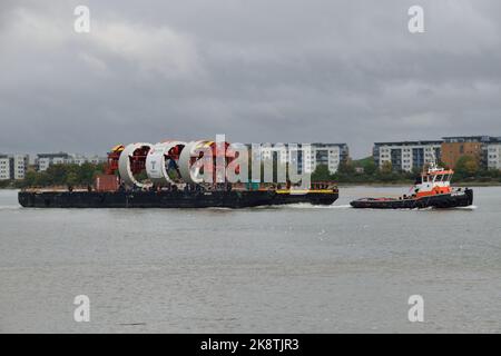 Die Sekundärverkleidungsblenden für das Projekt Tideway Tunnel werden per Flussbarge an Chambers Wharf in London geliefert Stockfoto