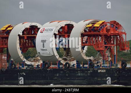 Die Sekundärverkleidungsblenden für das Projekt Tideway Tunnel werden per Flussbarge an Chambers Wharf in London geliefert Stockfoto