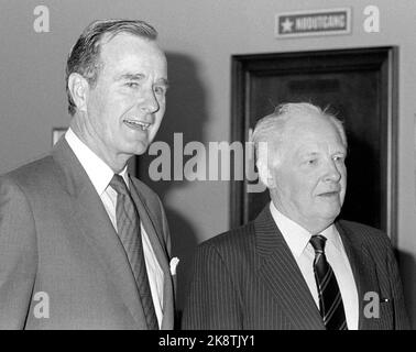 Oslo 19830629. US-Vizepräsident George Bush zu einem offiziellen Besuch in Norwegen. Hier Vizepräsident Bush zu v. fehlende Namen der Person zu h. Foto: Henrik Laurvik / NTB Stockfoto