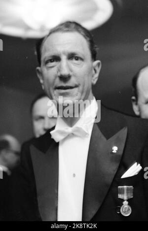 Oslo 19590216: Eröffnung der Norwegischen Oper. Gäste kommen nach der Eröffnungsveranstaltung im Rathaus zum Bankett. Hier Schauspieler Leif einstellen. Foto: Børretzen / Aktuell / NTB Stockfoto