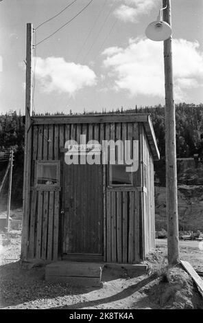 Rana 19520906: 'Abenteuerliche Dimensionen'. Die in Mo i Rana gebaute Eisenhütte ist nicht nur Norwegens größtes Unternehmen, sie ist auch eine ziemlich umstrittene Maßnahme. Die Umsetzung der schmiedeeisernen Pläne hat in unserer öffentlichen Diskussion starke Wellen ausgelöst. Picture: Kleine BU markiert 'norwegische Eisenhütte' auf dem großen Gebiet von ​​construction. Foto: Sverre A. Børretzen / Aktuell / NTB Stockfoto