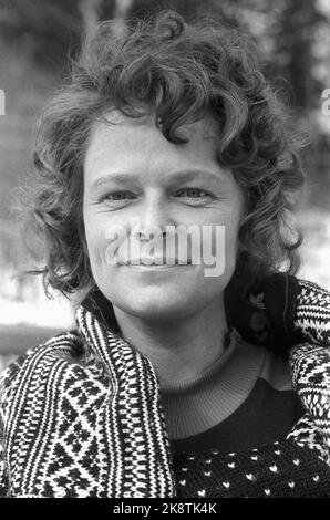 Oslo 19760312. Die Storting Vertreter Holmenkollrenn. Hier sehen wir den Politiker Gro Harlem Brundtland unter dem Skirennen. Foto: Oddvar Walle Jensen NTB / NTB Stockfoto