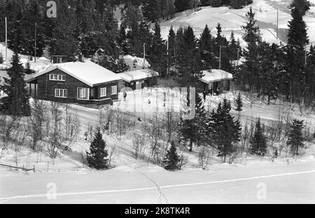 Gausdal Februar 1973. Königin Margrethe von Dänemark hat ihren 3-tägigen offiziellen Besuch in Oslo um eine Woche Winterurlaub in Gausdal in der Kabine eines Reeders erweitert. Sie hat mit der Familie Prinz Gemalen Prinz Henrik und die beiden Kinder Prinz Frederik und Prinz Joachim geerbt. Hier die Hütte. Foto: Ivar Aaserud / Aktuell / NTB Stockfoto