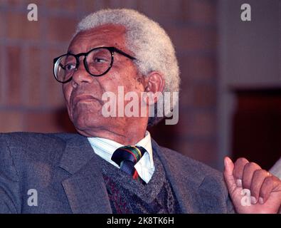 Oslo 19900129. ANC-Führer Walter Sisulu während des Besuches in Norwegen. Er ist seit 25 Jahren in südafrikanischen Gefängnissen und hat sich entschieden, Norwegen als erstes Land außerhalb Afrikas zu besuchen, als er freigelassen wurde. Foto Knut Odrås / NTB / NTB Stockfoto