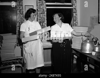 Oslo 19531012 die Parlamentswahlen 1953 waren die ersten Wahlen, nachdem die sogenannte Bauernabteilung aufgehoben wurde. Die Labour Party bekommt eine Mehrheit. Hier aus der Wahlnacht in der Nachrichtenagentur Norsk Telegram Agency NTB. Kaffee und Sandwiches werden hart arbeitenden Journalisten klar gemacht. Frauen kochen Kaffee an einem riesigen „Dampfkessel“. Foto: NTB / NTB Stockfoto