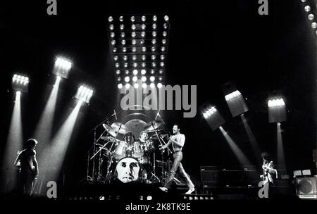 Oslo 19820412. Königin mit Frontfigur Freddie Mercury während des Konzerts in Drammenshallen. Foto Tormod Kjensjord / NTB / NTB Stockfoto