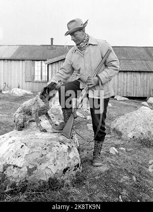 Hardangervidda 1966-10-01 Privatnutzungseigentümer Gerhard Aage Treschow hat einen privaten Teil der Hardangervidda, Berunuten, mit 170.000 Toren Villreinfjell und Fiskevann. Der Nutzungseigentümer Gerhard Aage Treschow hat Polizeibeamte aus Larvik gemietet, um ihre privaten Interessen zu überwachen. Hier mit ihrem Hund und Jagdwaffen. Foto: Aage Storløkken / Aktuell / NTB Stockfoto