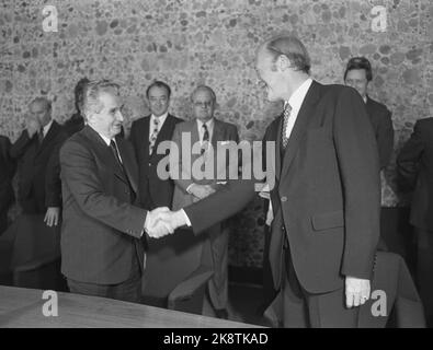 Oslo 19801114. Der rumänische Präsident Nicolae Ceausescu und Frau Elena zu einem offiziellen Besuch in Norwegen. Präsident Ceausescu (TV) führte politische Gespräche mit Premierminister Odvar Nordli, und nach gut abgeschlossenen Gesprächen und der Unterzeichnung bilateraler Abkommen gratulieren sie sich gegenseitig. Foto: Knut Olds / Erik Thorberg NTB / NTB Stockfoto