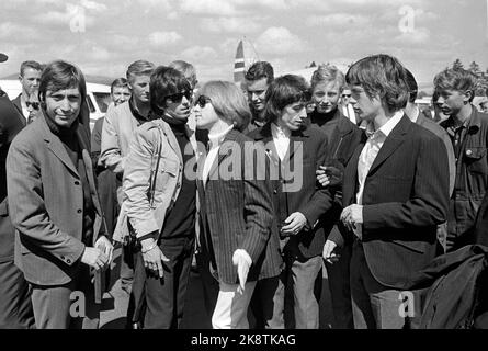 Oslo 19650622 die Popgruppe The Rolling Stones kommt am Flughafen Fornebu an. Z. B. Charlie Watts, Keith Richards, Brian Jones, Bill Wyman und Mick Jagger. Foto: NTB Stockfoto