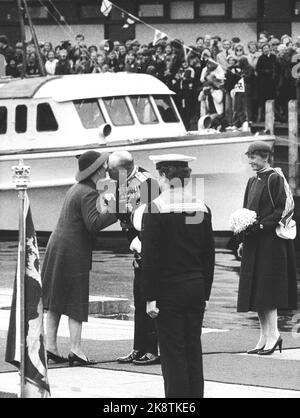 Oslo 19810505. Königin Elizabeth in Norwegen bei einem Staatsbesuch mit ihrem Mann Prinz Philip. Hier wird Königin Elizabeth von König Olav herzlich willkommen geheißen, während Kronprinzessin Sonja im Hintergrund auf eine Reise mit Blumen wartet. Foto: Erik Thorberg / NTB / NTB Stockfoto