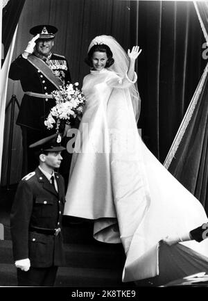 Oslo 1968-08-29: Königliche norwegische Hochzeit. Kronprinz Harald heiratet Sonja Haraldsen. König Olav wird Sonja zum Altar führen, er lächelt groß und macht Gehälter, während Sonja zu den Menschen winkt. Wellen. NTB-Archivfoto / NTB Stockfoto