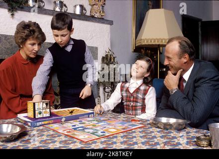 Asker 1981-12: Weihnachtsvorbereitungen bei Skaugum. Die Kronprinzenfamilie bereitet Weihnachten in ihrem Haus am 1981. Dezember vor. Kronprinz Harald, Kronprinzessin Sonja, Prinzessin Märtha Louise und Prinz Haakon Magnus spielen zusammen ein Spiel. Foto: Bjørn Sigurdsøn / NTB / NTB Stockfoto