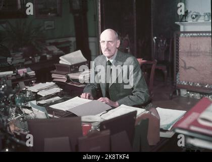 Oslo 19510526: König Haakon VII. Fotografierte am Schreibtisch in seinem Arbeitszimmer im Schloss. Foto: NTB / NTB Stockfoto