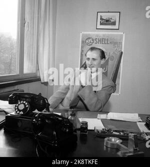 Norwegen, 1946. Dezember: 'Die Saboteure; vermissen sie Revolver und Aufregung? Das Magazin Current hat eine Reihe von Saboteuren des Zweiten Weltkriegs besucht, die nun wieder in regulären Jobs sind. Hier Martin Olsen aus Drammen, der Mitglied der berühmten Osloer Bande war, Abteilung von Kompani Linge. Nach der Befreiung unterzog er sich einer Kriegsschule, ist aber jetzt Inspektor in Norske Shell in Oslo und vermisst die Spannungen aus dem Krieg nicht. Foto: Current / NTB Stockfoto