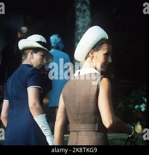 Åndalsnes 19690810. Königin Elisabeth II. Von England besucht Norwegen mit der Familie. Hier sind einige der Könige, die die königliche Birke in Glomstuen besuchen, die aus den ersten Tagen des Krieges bekannt ist. Prinzessin Anne dunkelblaues Kleid mit weißem Hut und Handschuhen. Crown Sonja in braunem Kleid, weißem Hut und Handschuhen. Ernst. Das Bild von hinten aufgenommen. NTB-Archiv dias / ntb Stockfoto