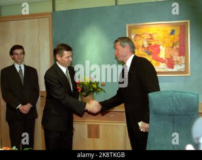 Oslo 19971017: Regierungswechsel: Der stellvertretende Premierminister Thorbjørn Jagland (Th) wünscht dem neuen Premierminister Kjell Magne Bondevik viel Glück im Büro des Premierministers im Regierungsgebäude. Im Hintergrund Jonas Gahr Støre. NTB-Foto: Ørn Borgen / NTB Stockfoto