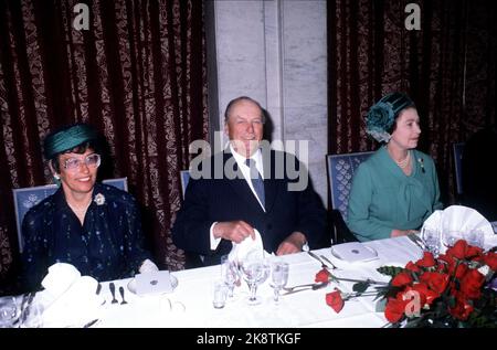 Oslo 19810506. Königin Elizabeth in Norwegen mit ihrem Mann Prinz Philip. Hier vom Mittagessen der Stadt Oslo im Rathaus. Z. B. Prinzessin Astin, König Olav und Königin Elizabeth. Lächelnd. Foto: Erik Thorberg / NTB / NTB Stockfoto