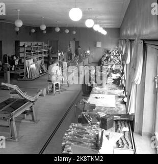 Oslo 194512. Das neue Broadcasting House (Norwegian National Broadcasting) in Marienlyst ist fertiggestellt. Neue Räumlichkeiten und neue technische Hilfsmittel stellen den Programmflügel bereit. Hier sehen wir Profis im Workshop-Raum, die sich für technische Features interessieren. Foto: Leif Ørnelund Current / NTB Stockfoto